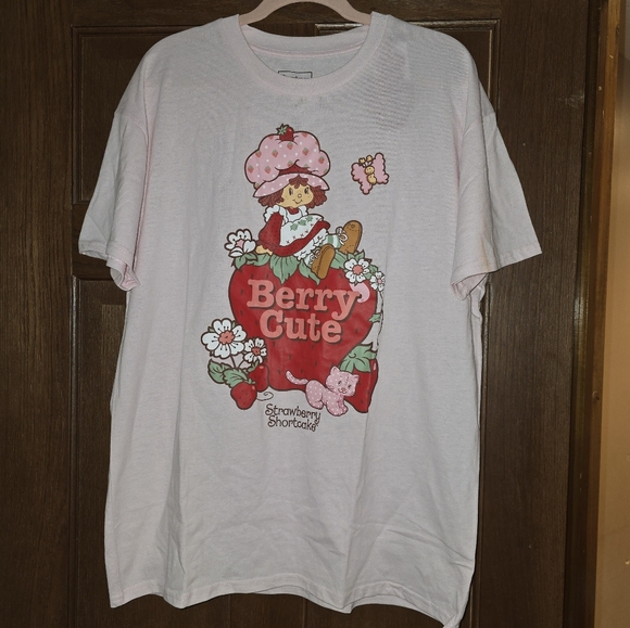 The World of Strawberry🍓Shortcake🍰 SS Tee🍓 NWT 'Vintage' Depiction of 🍓🍰XL - Picture 2 of 16
